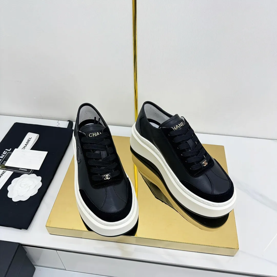👟👟Ex-factory price 600👟👟 Upgraded version, upgraded version, upgraded version! No rebuttal accepted! ! ! ! Chanel Chanel panda shoes! 2025 counter's top casual sports shoes. This classic design; the upper is electro-embroidered with a variety of techniques; the outsole is fashionable and sporty; the unusual inclusion of a variety of color matching elements... The diversified mix and match is very good-looking and versatile, and can be used for leisure, fashion, sports, and outdoor... ꫛꫀꪝ Go➫ Materials: ❶Upper made of: original imported first-layer silk cowhide + original waterproof cloth + original first-layer cowhide ❷Inner lining: Original Yangli+Net ❸Outsole based on: Original TPU combination outsole Counter boutique packaging complete set for women 35–41 👉 👉 👉 👉 👉